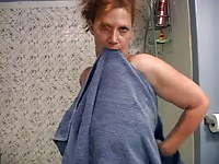 סוזי המילפית עושה מקלחת חמה