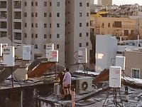 זיון פומבי על גג של בניין